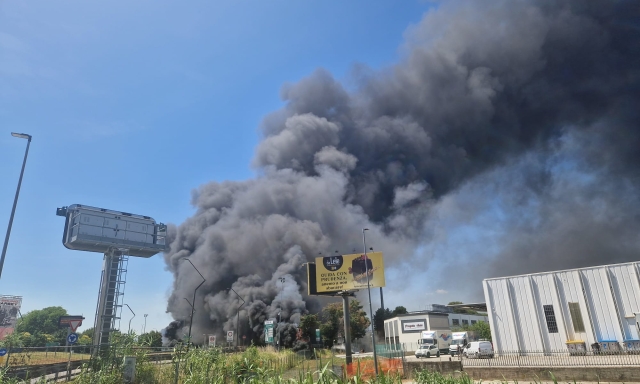 Autocisterna in fiamme al casello di Riccione