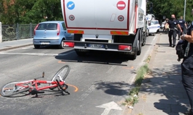 Undicenne in bici muore travolto da camion dei rifiuti