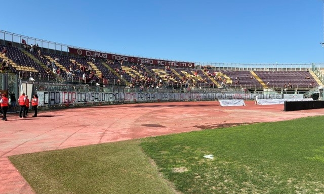 Il Picchi di Livorno omaggia Igor Protti: boato al cielo dei 10mila per l'ultimo saluto