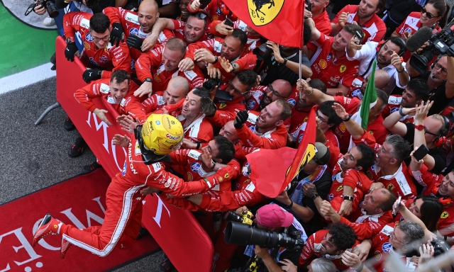 Hamilton, la prima vittoria in rosso a Barcellona e il sogno Mondiale