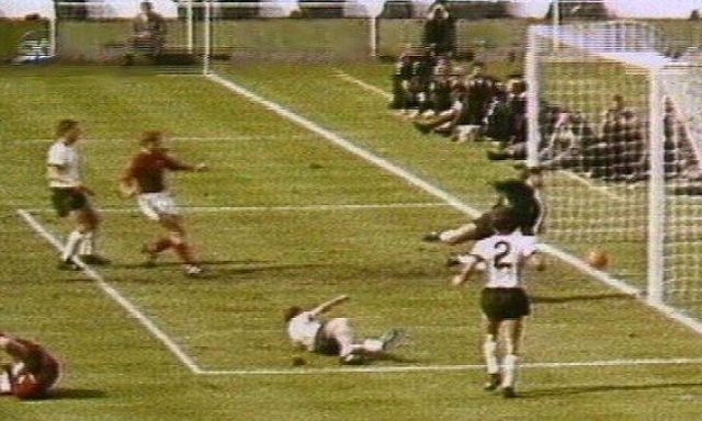 "Era dentro di mezzo metro": così Hurst sul gol fantasma nella finale Mondiale del '66 contro la Germania