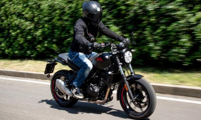 Royal Enfield Guerrilla 450 Apex su strada: pochi ritocchi, più gusto tra le curve