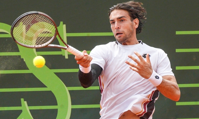 Dalla Valle batte Passaro nel derby e vola ai quarti dell'Aspria Tennis Cup. Avanti anche Comesana