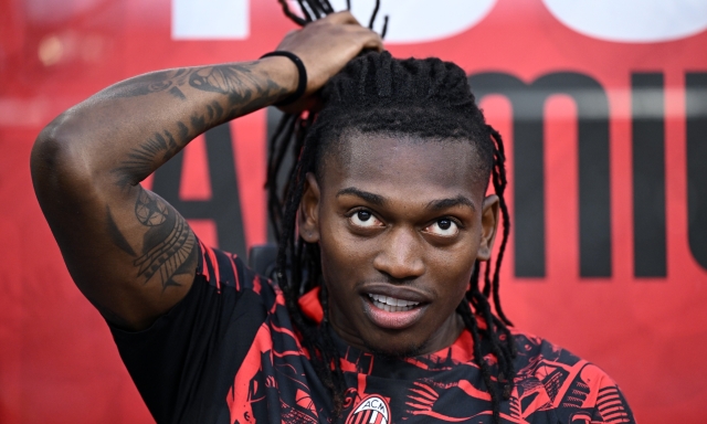 La strana estate di Leao: ha chiesto di andare via ma non lo vuole nessuno. Se parte, il Milan va su Karetsas