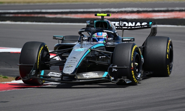 Kimi, che succede? Sul più bello la sua Mercedes cede, ma lui continua a gareggiare: i colloqui col muretto