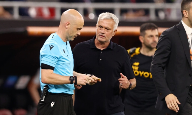 Taylor si ritira: addio all’arbitro della contestata finale di Europa League tra Roma e Siviglia