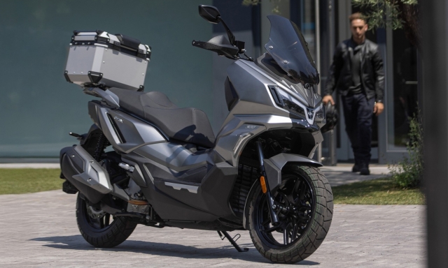 Sym aggiorna il crossover Adx 300: più tecnologia, stesso prezzo