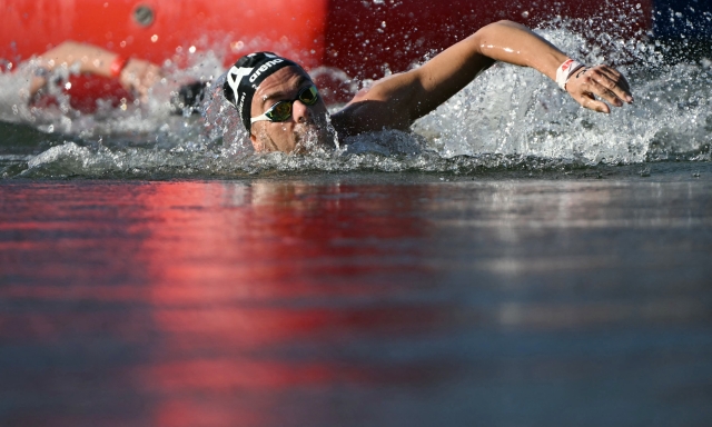 "Alle Olimpiadi uno su tre in ospedale". Risucchi e acqua inquinata, torna la Senna: un fiume di polemiche