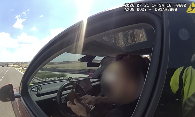 Supera il limite di velocità, fermato dà la colpa all'Autopilot Tesla