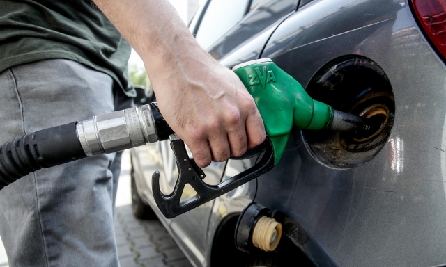 Prezzo benzina, la media italiana supera i 2 euro al litro