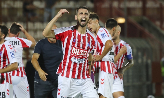 Serie B, è subito show: il Vicenza ribalta il Catanzaro e vince 3-2 all'89'