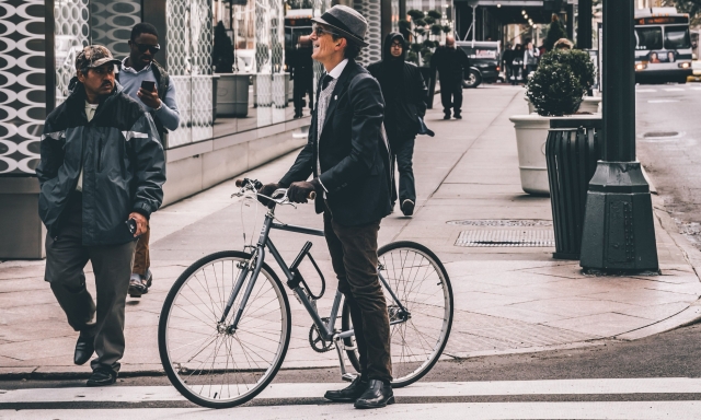 Attraversare sulle strisce con bici e monopattini: quando si rischia la multa