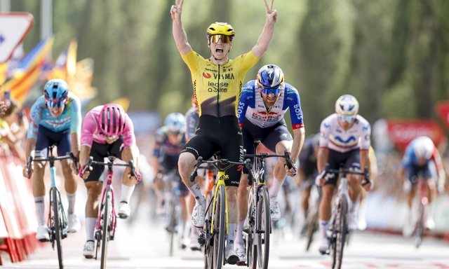 Vuelta, Brennan cala il bis in volata a Roquetes. Pogacar sempre in maglia rossa