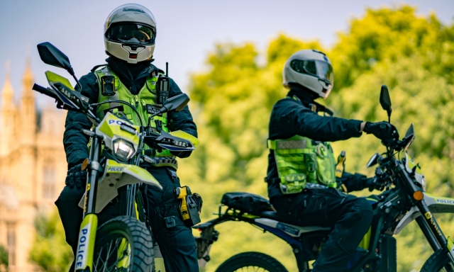 Le moto elettriche per inseguire i ladri di smartphone, anche sulle scale