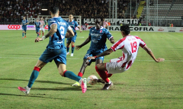 Bari horror, che batosta: Mateus Castro show, 3-0 del Barletta