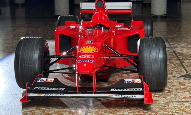 La Ferrari F399 di Schumi in mostra a Milano: è la rossa del titolo marche del 1999