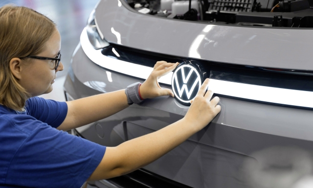 Volkswagen, tagli in arrivo: meno 50.000 posti di lavoro, quattro impianti a rischio