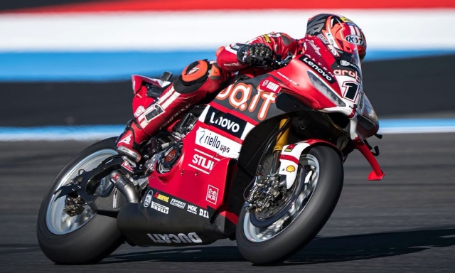 Superbike Magny-Cours: Bulega vince una gara-1 spezzata in due