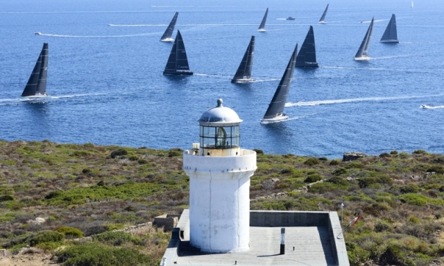 I giganti della vela invadono Porto Cervo: è caccia ai due titoli mondiali