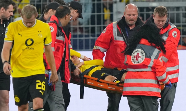 Paura per Karetsas: la stellina che il Borussia ha soffiato al Milan si accascia in campo, problemi al cuore