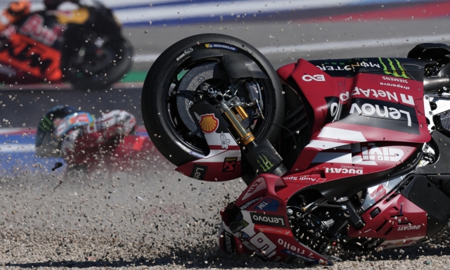 Incidenti per Bezzecchi e Bagnaia: entrambi a terra. Ecco cosa è successo nel GP San Marino