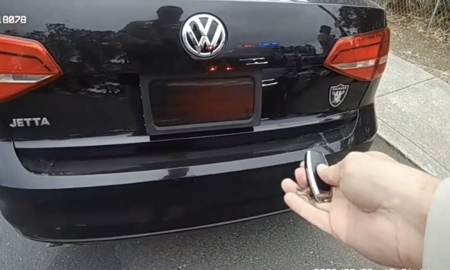 Targa auto a scomparsa con un dispositivo per non pagare il pedaggio