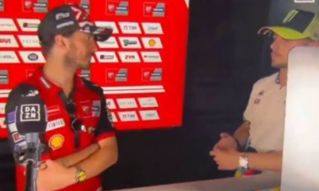 "Non me lo permettono". Il fuori onda di Bagnaia che irrita la Ducati. Si scalda Bulega?