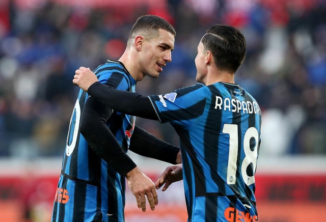  Nikola Krstovic of Atalanta (L) celebrates scoring his team's fourth goal with teammate Giacomo Raspdori (R) during the Serie A match between Atalanta BC and Parma Calcio 1913 at Gewiss Stadium on January 25, 2026 in Bergamo, Italy. (Photo by Marco Luzzani/Getty Images)
