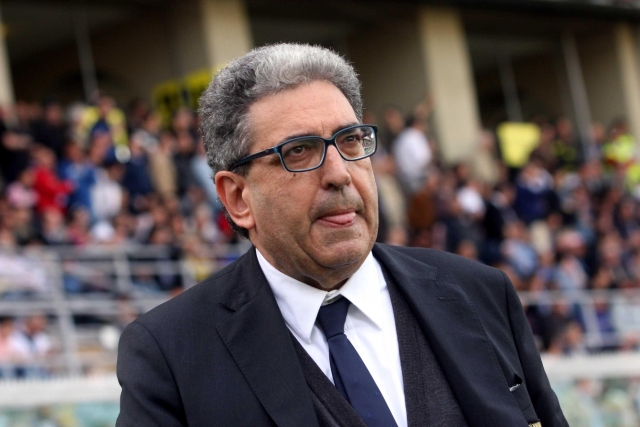 Il direttore sportivo Giorgio Perinetti lascia il campo dopo l'espulsione, Palermo.  28 aprile 2013 
ANSA/CORRADO LANNINO