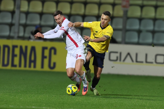 Samuele Birindelli  del Monza in contrasto con Simone Santoro del Modena durante la partita di Serie B tra Modena e Monza allo stadio Alberto Braglia  di Modena, Italia - venerdì 26 dicembre 2025. Sport - Calcio. (Foto di Gianni Santandrea/Lapresse)