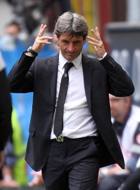 Cesena coach Mario Beretta reacts during the Serie A soccer match between Fc Inter and Cesena at Giuseppe Meazza stadium, Milan, 29 April 2012.    ANSA/MATTEO BAZZI