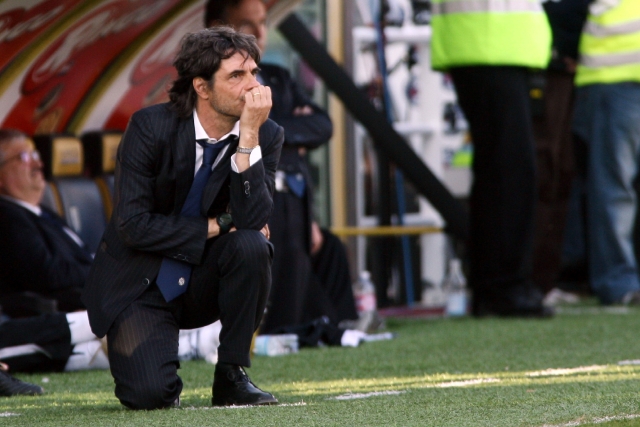  PARMA-SIENA 1-0.L'allenatore del Siena, Mario Beretta perplesso durante la partita persa con il Parma oggi allo stadio 'Tardini' di Parma.GIORGIO BENVENUTI-ANSA /JI