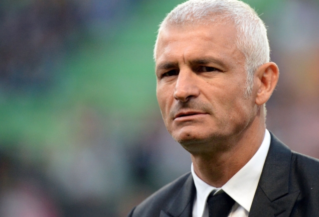 (FILES) In this file photo taken on September 21, 2013 Ajaccio's Italian head coach Fabrizio Ravanelli attends the French L1 football match Rennes vs Ajaccio at the route de Lorient stadium in Rennes, western France. - Former Juventus and Italy international striker Fabrizio Ravanelli stepped down as Arsenal Kiev manager just three months after his appointment, the Ukrainian top-flight club announced on September 23, 2018. (Photo by Damien MEYER / AFP)