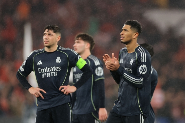 Real Madrid's Uruguayan midfielder #08 Federico Valverde (L) and English midfielder #05 Jude Bellingham (R) cheer supporters after losing the UEFA Champions League league phase day 8 football match between SL Benfica and Real Madrid CF at Estadio da Luz in Lisbon on January 28, 2026. (Photo by PATRICIA DE MELO MOREIRA / AFP)