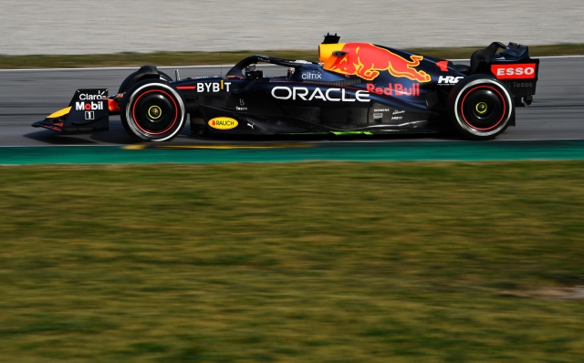 BARCELONA, SPAIN - FEBRUARY 23: Max Verstappen of the Netherlands driving the (1) Oracle Red Bull Racing RB18 during Day One of F1 Testing at Circuit de Barcelona-Catalunya on February 23, 2022 in Barcelona, Spain. (Photo by Rudy Carezzevoli/Getty Images)