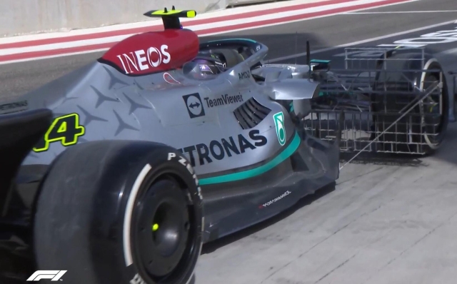 I fianchi della Mercedes F1 W13 in pista con Hamilton