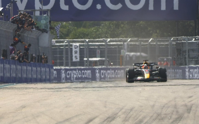 Max Verstappen taglia vittorioso il traguardo di Miami