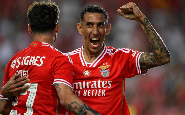 TOPSHOT - Benfica's Argentine forward Angel Di Maria (R) celebrates with his teammate Benfica's Portguese forward Rafa Silva after scoring against Al Nassr during the Algarve Cup football match between Al Nassr and SL Benfica at Algarve stadium in Loule on July 20, 2023. (Photo by Patricia DE MELO MOREIRA / AFP)