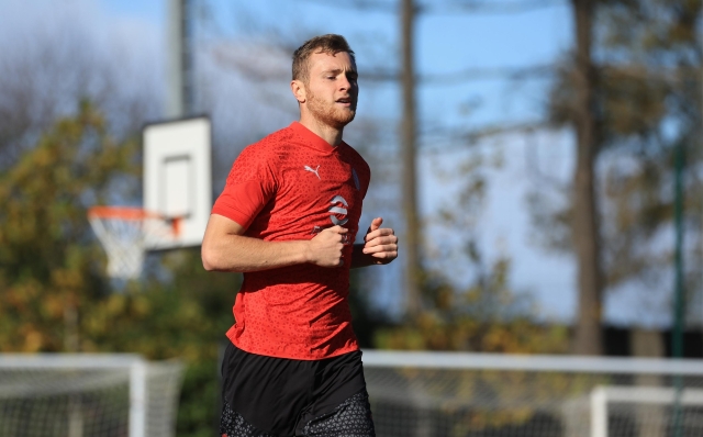 CAIRATE, ITALY - NOVEMBER 17: Tommaso Pobega of AC Milan looks on during an AC Milan training session at Milanello on November 17, 2023 in Cairate, Italy. (Photo by Giuseppe Cottini/AC Milan via Getty Images)