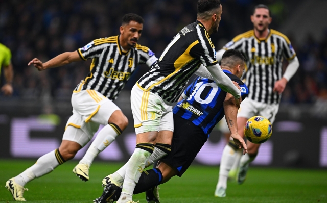 MILAN, ITALY - FEBRUARY 04: Lautaro Martinez of FC Internazionale, in action, is put under pressure by Filip Kostic of Juventus during the Serie A TIM match between FC Internazionale and Juventus - Serie A TIM  at Stadio Giuseppe Meazza on February 04, 2024 in Milan, Italy. (Photo by Mattia Ozbot - Inter/Inter via Getty Images)