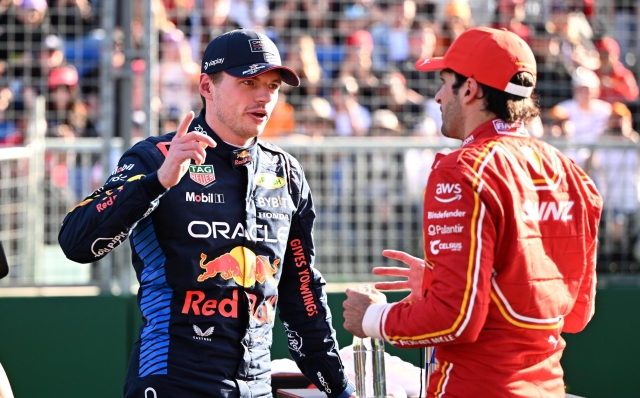 epa11238184 Max Verstappen of Red Bull Racing (L) talks with Carlos Sainz of Ferrari following the qualifying session at the Australian Grand Prix 2024 on Albert Park Circuit in Melbourne, Australia 23 March 2024.  EPA/JOEL CARRETT AUSTRALIA AND NEW ZEALAND OUT