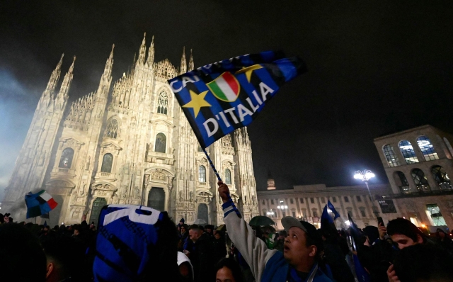 Inter Milan's supporters celebrate winning the 2024 Scudetto championship title at the Piazza del Duomo in central Milan, on April 22, 2024, after Inter Milan won the Italian Serie A football match against AC Milan. (Photo by Piero CRUCIATTI / AFP)
