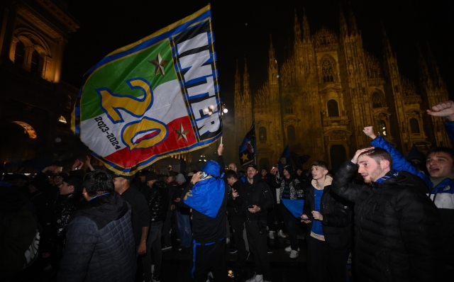 MILAN, ITALY - APRIL 22: FC Internazionale Fans Celebrate winning The Serie A Title on April 22, 2024 in Milan, Italy. (Photo by Stefano Guidi/FC Internazionale/Inter via Getty Images)