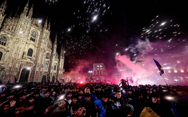 Inter Milan's supporters celebrate by the Duomo in central Milan after they won the 2024 Scudetto championship title on April 22, 2024, following the Italian Serie A football match between AC Milan and Inter Milan at the San Siro Stadium in Milan. (Photo by Piero CRUCIATTI / AFP)