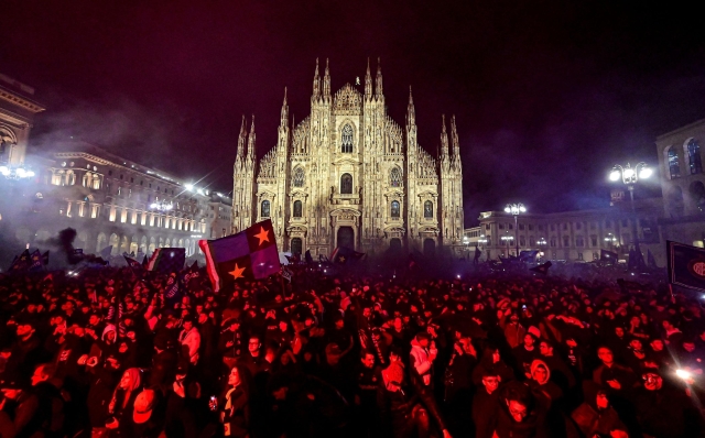 Inter Milan's supporters celebrate by the Duomo in central Milan after they won the 2024 Scudetto championship title on April 22, 2024, following the Italian Serie A football match between AC Milan and Inter Milan at the San Siro Stadium in Milan. (Photo by Piero CRUCIATTI / AFP)