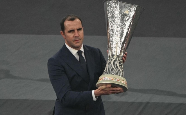 Irish former football international John O'Shea holds the trophy during the opening ceremony of the UEFA Europa League final football match between Atalanta and Bayer Leverkusen at the Dublin Arena stadium, in Dublin, on May 22, 2024. (Photo by Oli SCARFF / AFP)