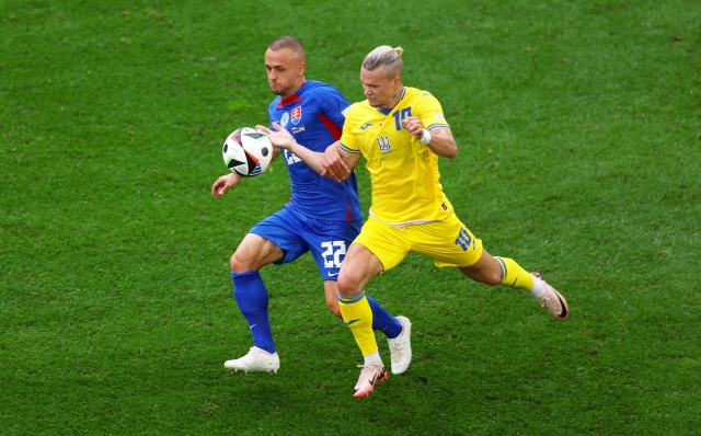 DUSSELDORF, GERMANY - JUNE 21: Mykhailo Mudryk of Ukraine battles for possession with Stanislav Lobotka of Slovakia during the UEFA EURO 2024 group stage match between Slovakia and Ukraine at Düsseldorf Arena on June 21, 2024 in Dusseldorf, Germany. (Photo by Lars Baron/Getty Images)