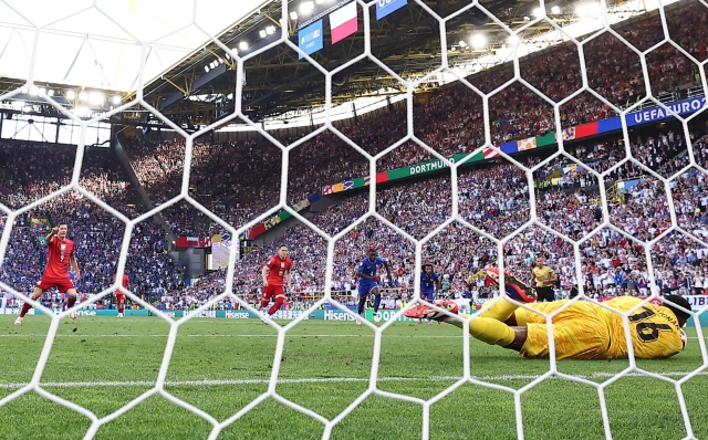 Poland's forward #09 Robert Lewandowski shoots from the penalty spot to score the equalising goal 1:1 during the UEFA Euro 2024 Group D football match between France and Poland at the BVB Stadion in Dortmund on June 25, 2024. (Photo by FRANCK FIFE / AFP)