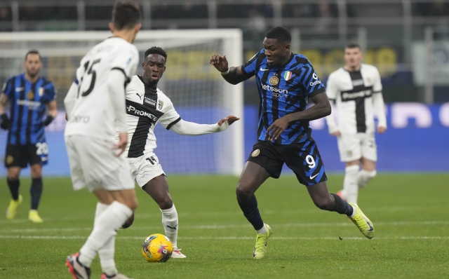 Parma's Lamine Mandela Keita, left, and Inter Milan's Marcus Thuram vie for the ball during a Serie A soccer match between Inter Milan and Parma at the San Siro stadium in Milan, Italy, Friday, Dec.6, 2024. (AP Photo/Luca Bruno)