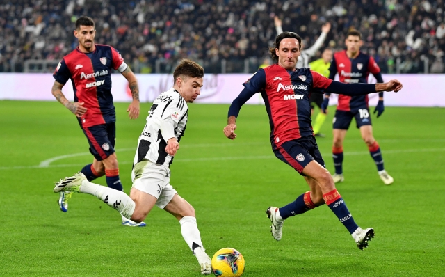 TURIN, ITALY - DECEMBER 17: Francisco Conceicao of Juventus in action while under pressure from Tommaso Augello of Cagliari during the Coppa Italia match between Juventus FC and Cagliari Calcio at Allianz Stadium on December 17, 2024 in Turin, Italy. (Photo by Valerio Pennicino/Getty Images)